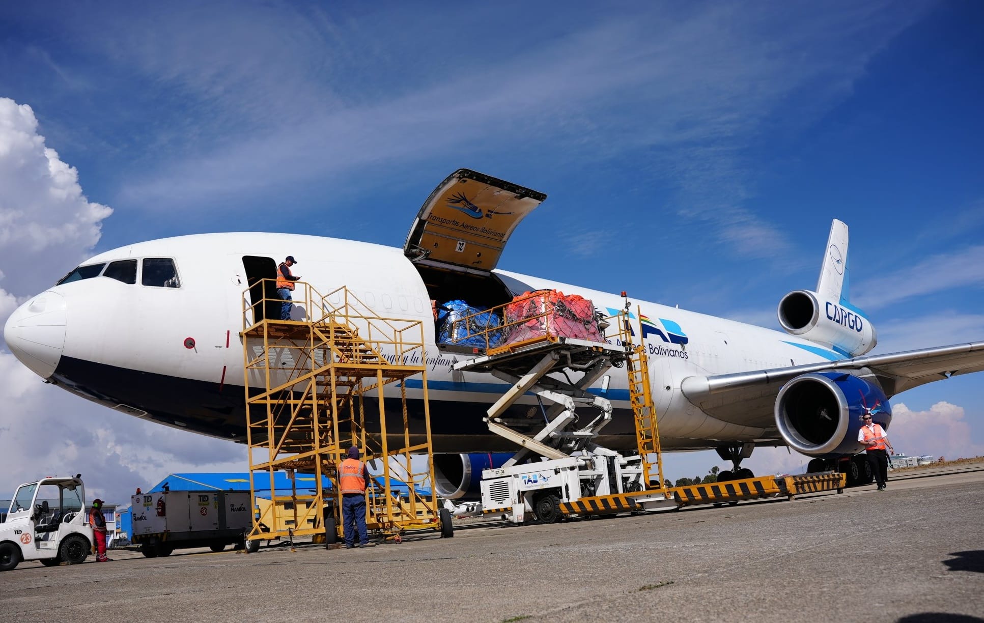 Vía 44 vuelos y rutas alternas se abasteció a La Paz con aceite y carnes de pollo y res durante el bloqueo evista