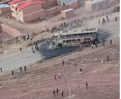 Gobierno gestiona reparación del bus incendiado durante emboscada evista en Llallagua