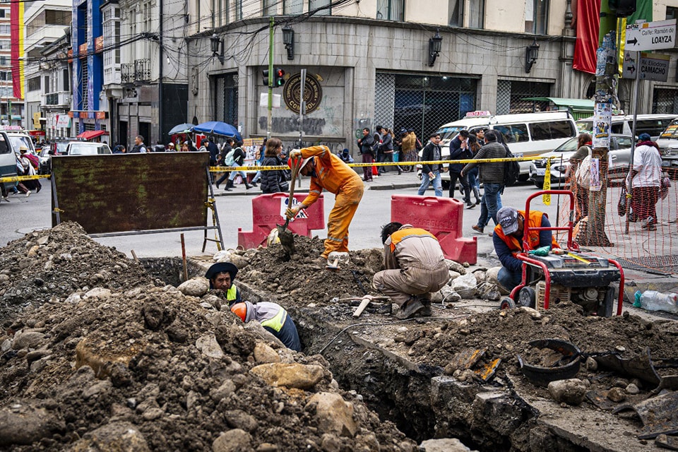 Cierran tramos de las calles Colón y Loayza para renovar alcantarillado sanitario en el centro paceño 