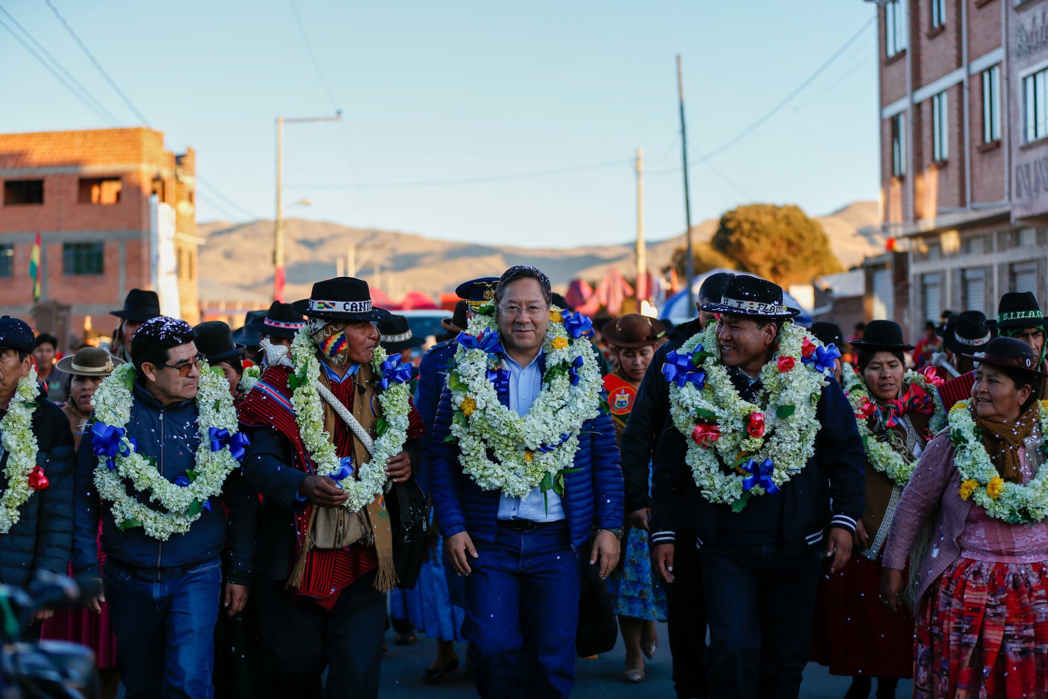 Arce entrega en Tiahuanacu una unidad educativa, enlosetado y pavimentado por más de Bs 12 millones