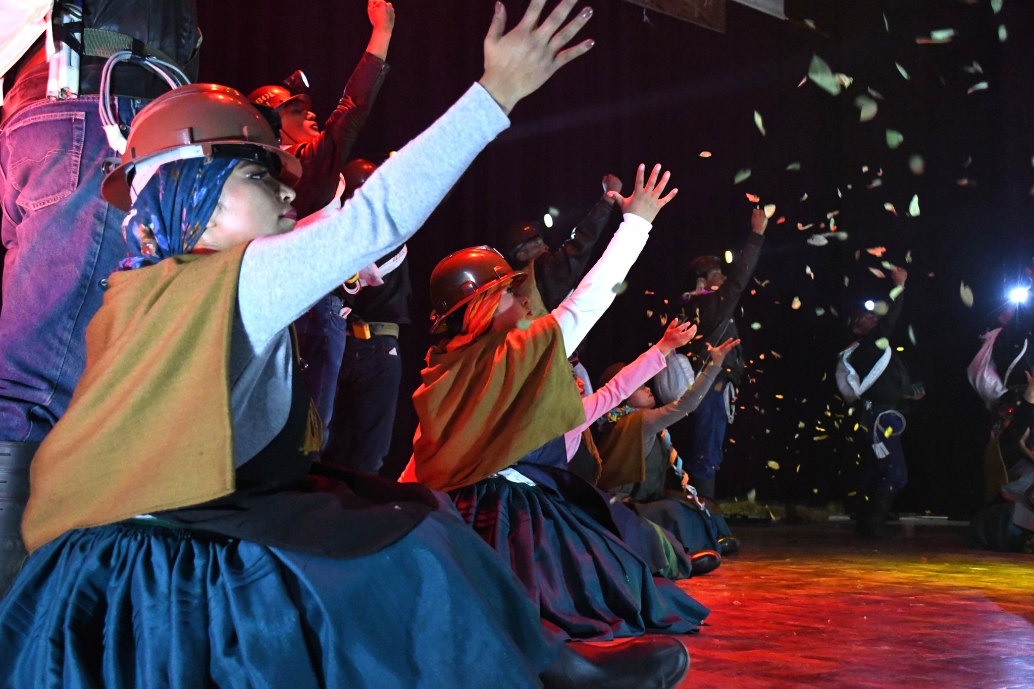 Llawarniyku, El valor tiene nombre de mujer y Avelino Siñani, obras que van a la final de “Bolivia Danza en el Bicentenario”