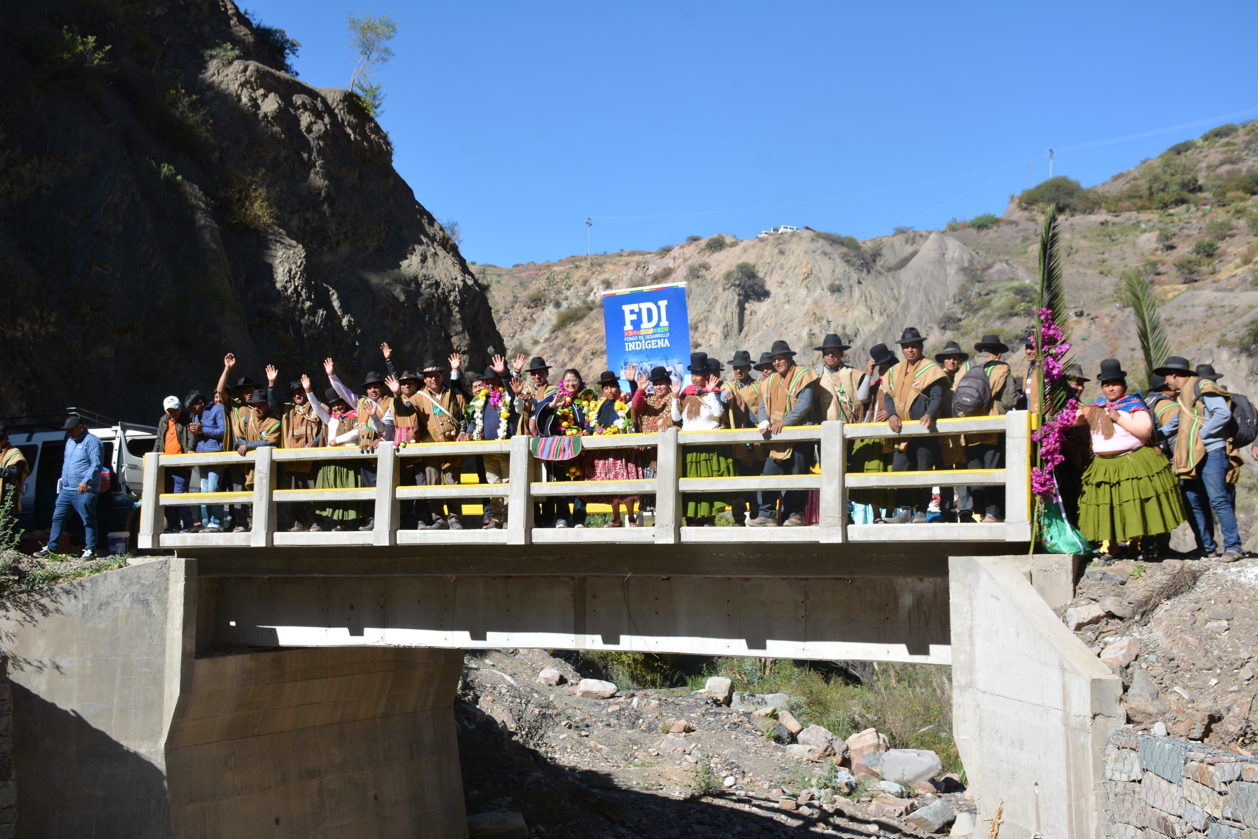 Palca inaugura 3 puentes vehiculares para aumentar la venta de su producción en el mercado