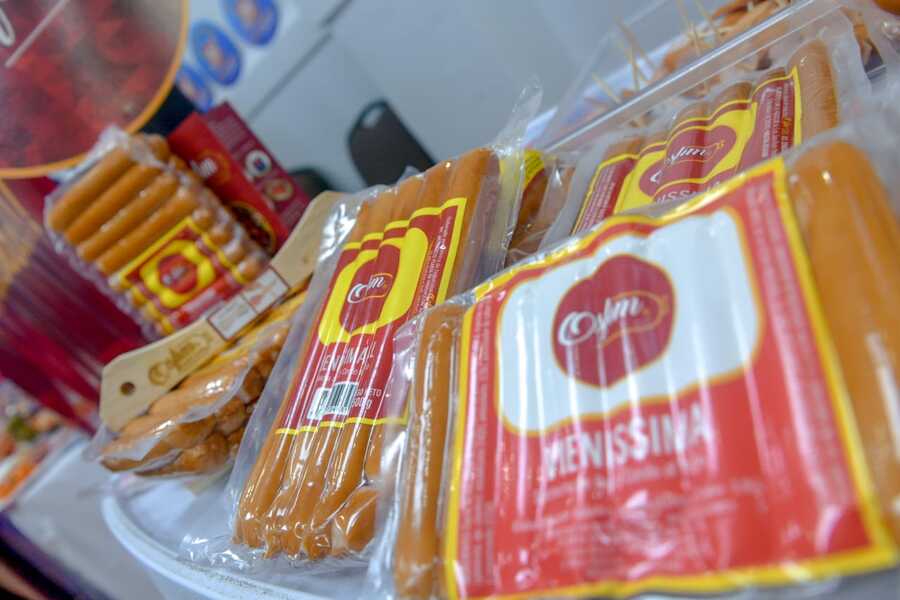 Antes de comprar salchichas verifique el Registro Sanitario, la fecha de vencimiento y calidad del envase