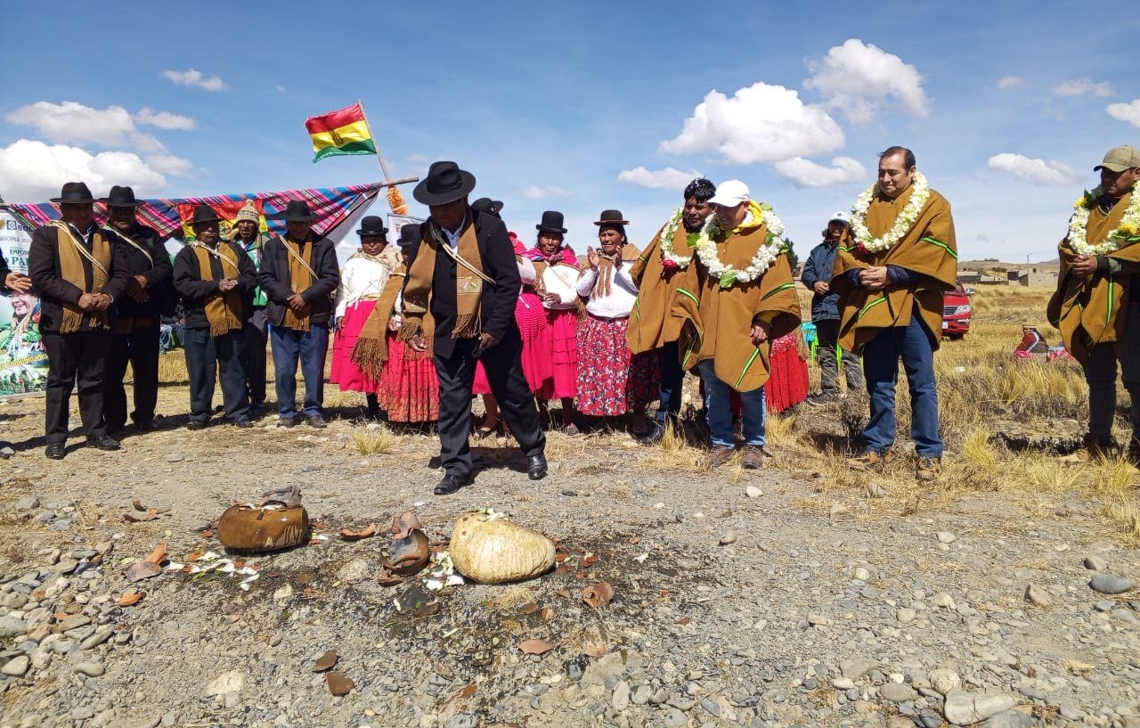 Inicia construcción de puente vehicular en Achacachi para coadyuvar al traslado de productos al mercado 