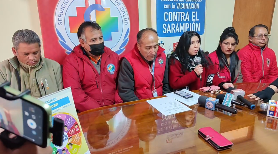 Habilitan puntos de inmunización contra el sarampión en terminales y controlan carnet de vacunas en Oruro