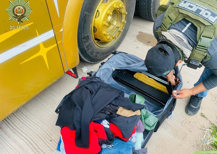 Encuentran droga camuflada en una maleta con doble fondo