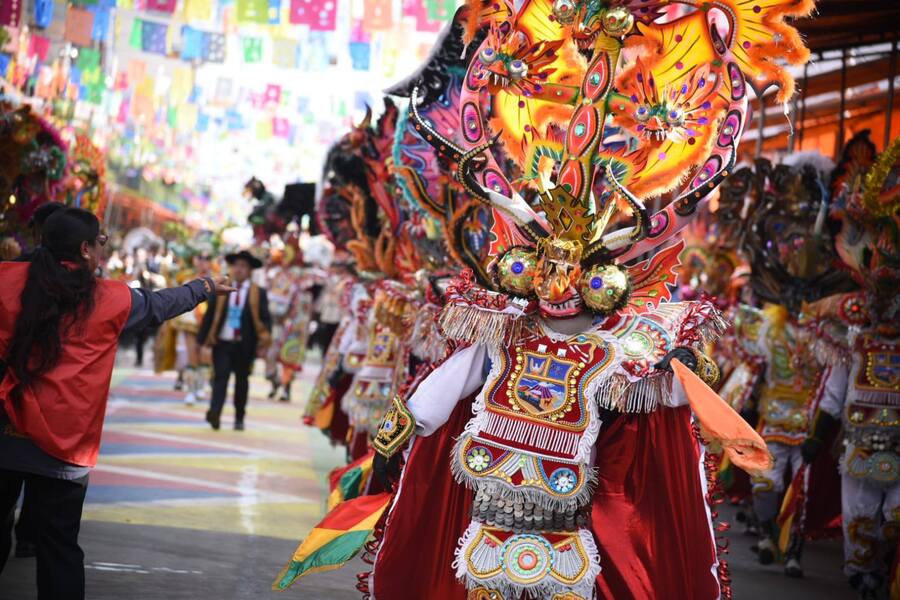 Miles de visitantes nacionales y extranjeros disfrutan de la entrada del Carnaval del Bicentenario en Oruro