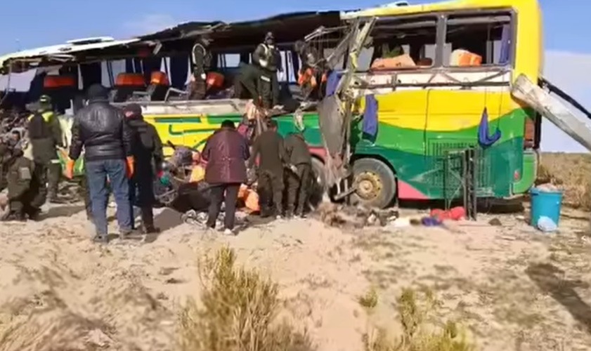 Colisión frontal “excéntrica” de buses deja alrededor de 20 fallecidos y heridos en la carretera Uyuni