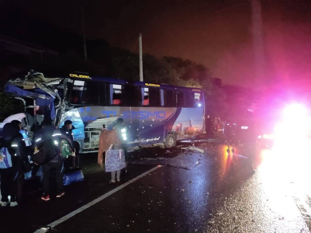 Choque de dos vehículos deja tres heridos, uno de los choferes estaba en estado de ebriedad