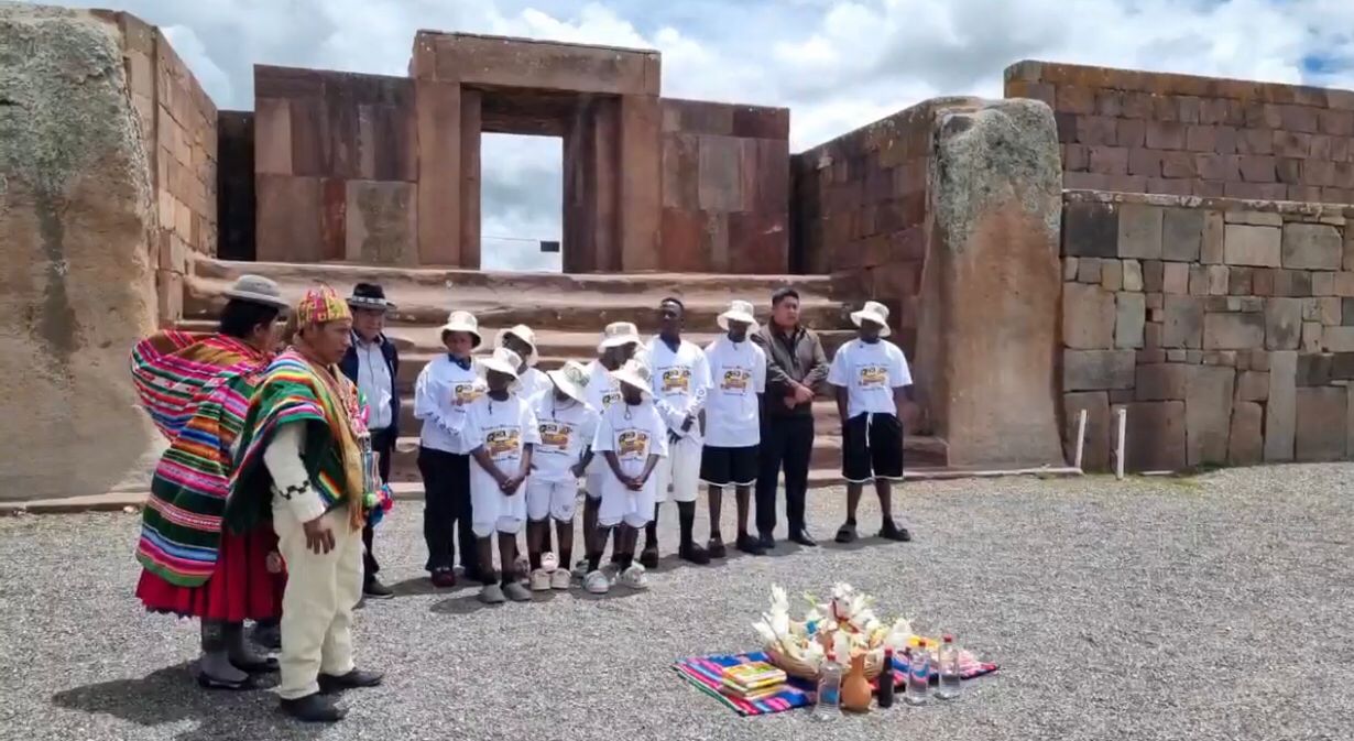 Nansana Kids recorre el complejo arqueológico de Tiwanaku y participa de una ofrenda a la Pachamama