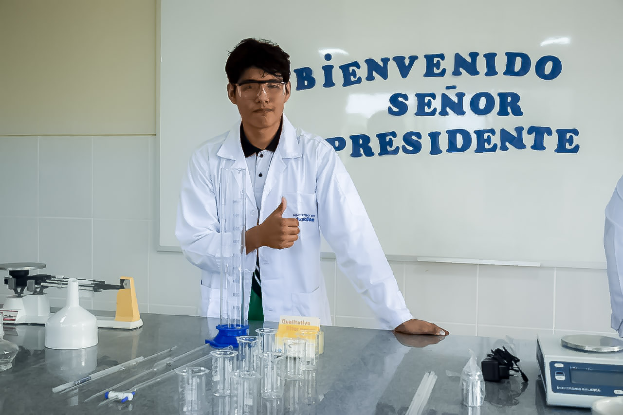 Joven estudiante en un laboratorio de su Unidad Educativa. Foto: Ministerio de Educación