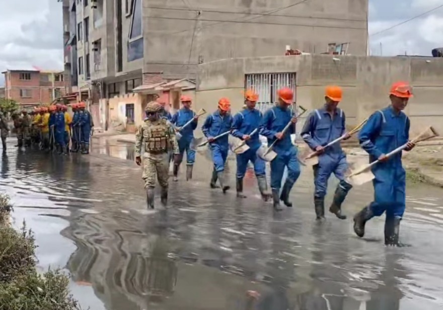 Desplazan 160 militares para trabajos de limpieza y evacuación en un barrio afectado por inundaciones en Quillacollo
