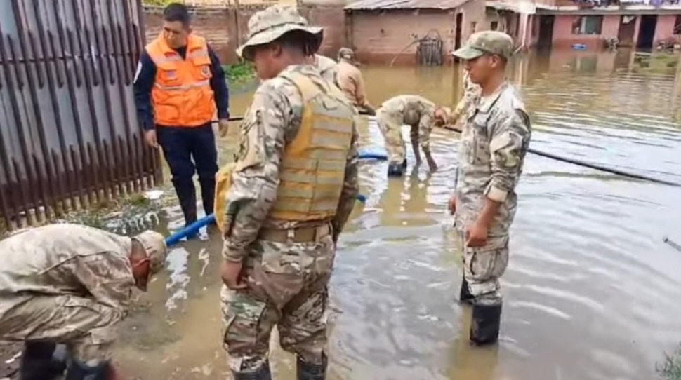 Desplazan 160 militares para trabajos de limpieza y evacuación en un barrio afectado por inundaciones en Quillacollo