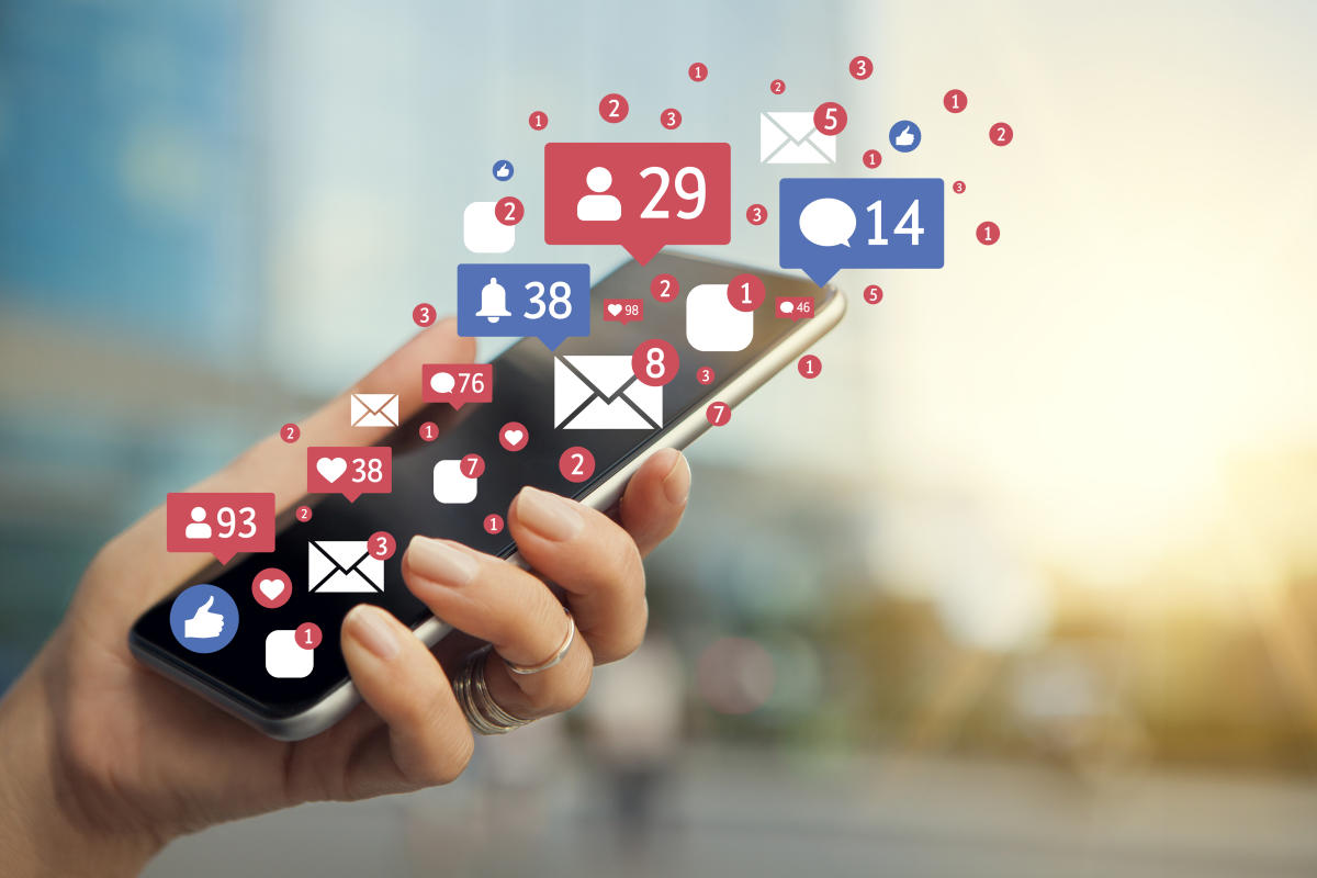 Especialista asegura que la saturación de información produce dependencia al celular