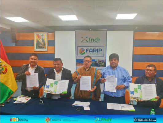 Convenio entre el FNDR y alcaldes de municipios beneficiados. Foto: FNDR