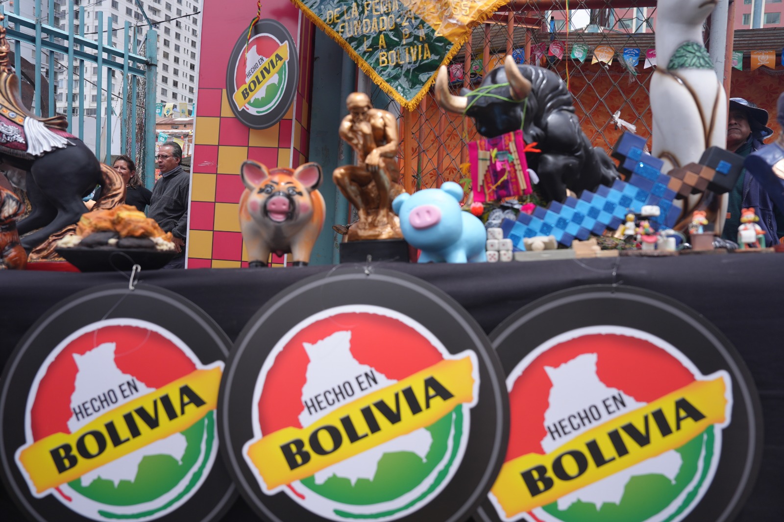 Remate del sector de yeso de artesanías en la Feria de la Alasita 2025. Foto: MDPyEP