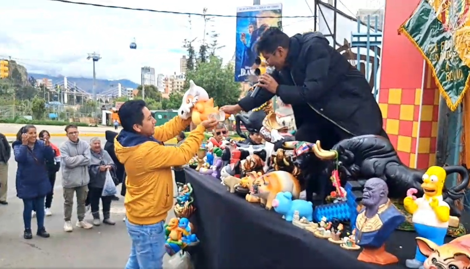 Tradicional remate en la Avenida del Ejército, entrada de la Feria de la Alasita en La Paz. Captura: TeleEstrella