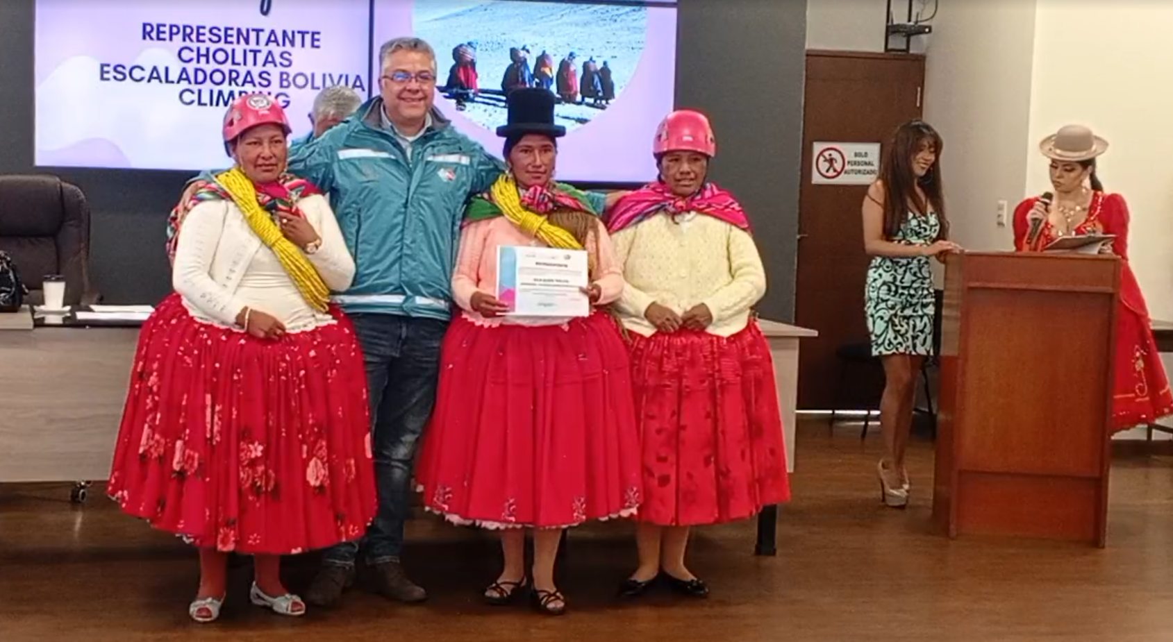 Otorgan más de 26 reconocimientos a mujeres periodistas y fundadoras de empresas