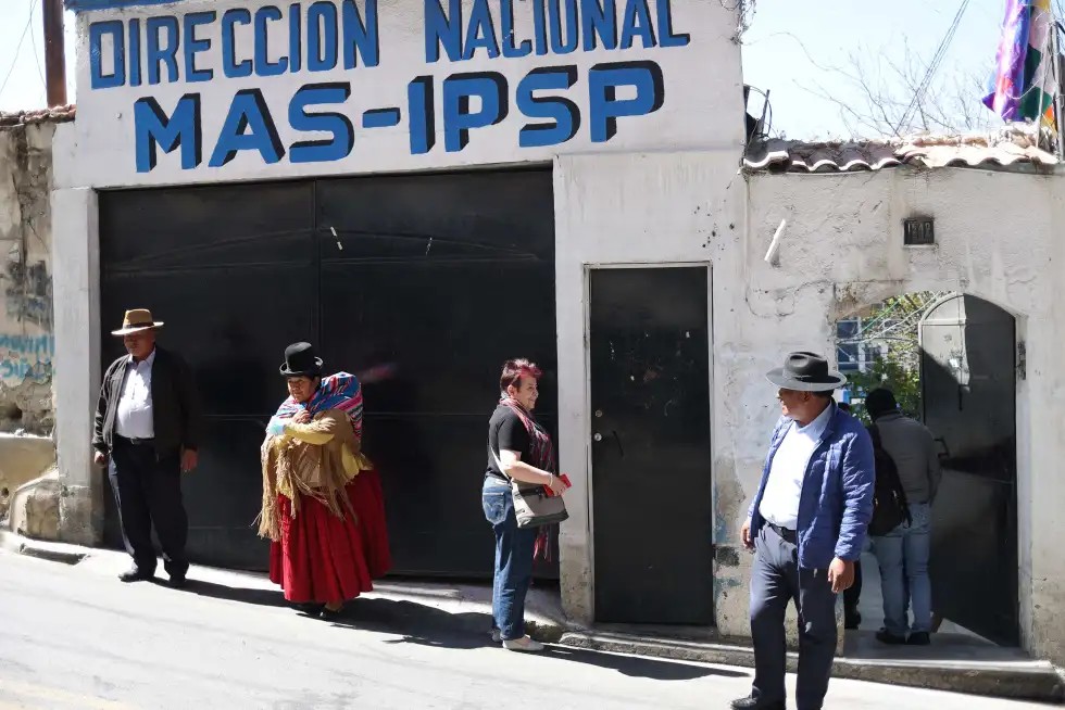Entrada de la sede nacional del Movimiento Al Socialismo (MAS), en La Paz. Foto: EFE/Luis Gandarillas