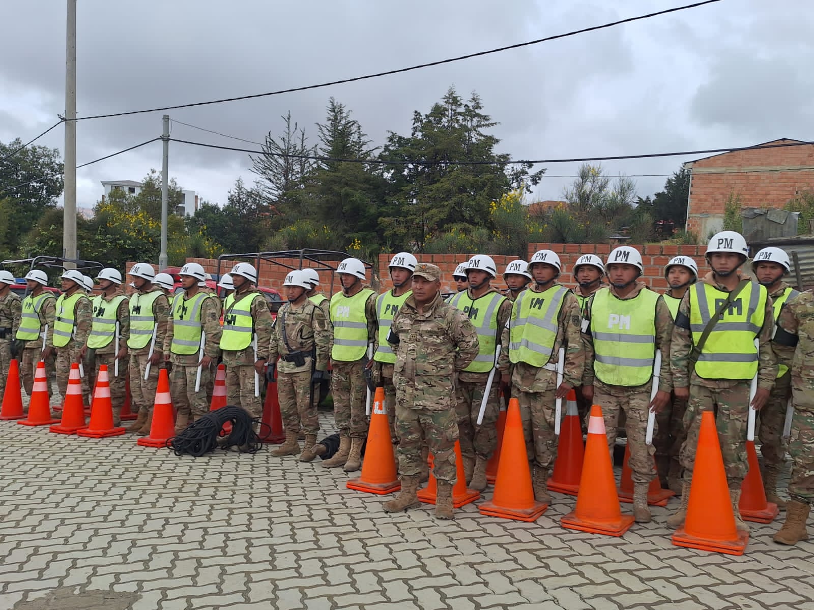 Movilizan a 120 militares para evacuar a damnificados por el deslizamiento en Codavisa