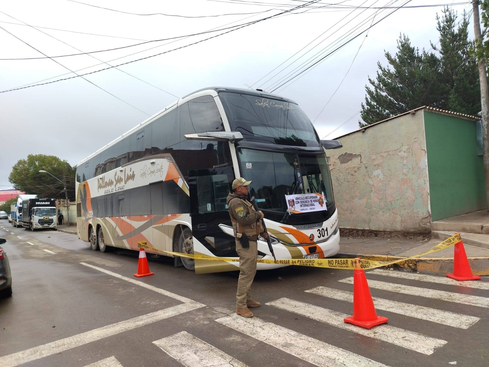 Bus recuperado por operativo de la Diprove Bolivia. Foto: Policía Boliviana