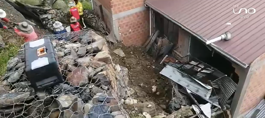 Gavión cae sobre vivienda en Alpacoma y otras tres se encuentran en riesgo