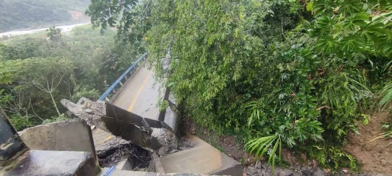 Agilizan trabajos para habilitar paso provisional a Caranavi tras caída del puente en Santa Bárbara