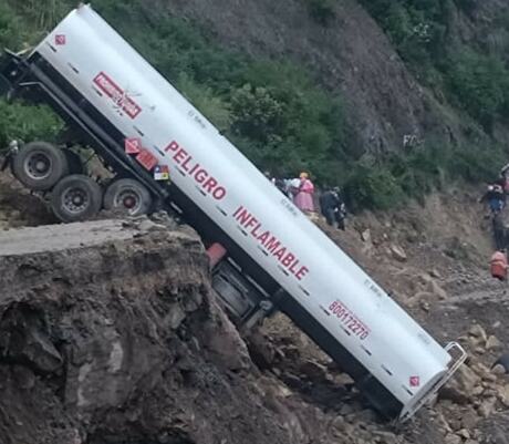 Cisterna queda colgada tras colapso total de plataforma en la carretera Cochabamba – Oruro