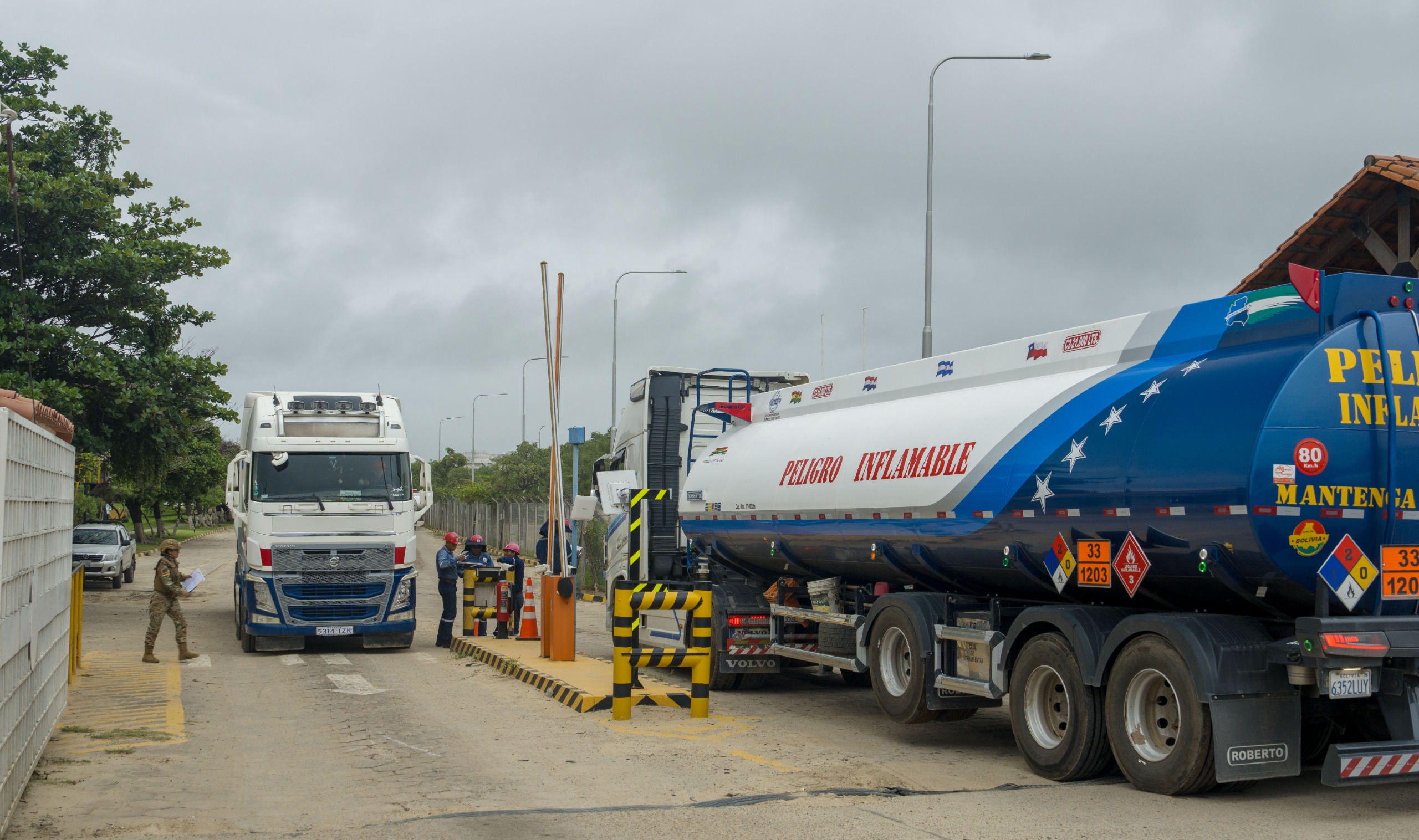 Más de 200 cisternas descargan 7,5 millones de litros de gasolina en Santa Cruz, YPFB aumenta despachos para reducir filas