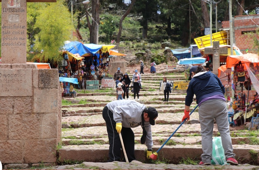 Más de mil servidores públicos participan en una jornada de limpieza en Copacabana