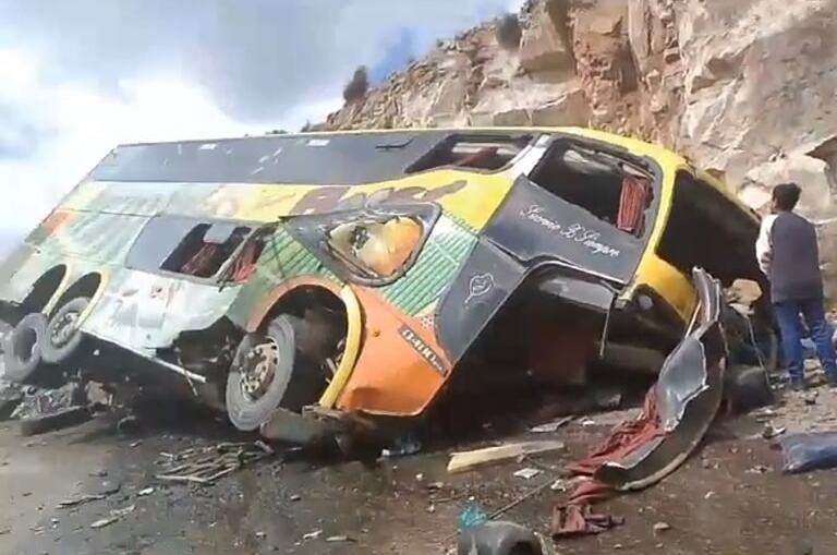 Bus impacta contra una peña, deja 13 fallecidos y 20 heridos en la carretera diagonal Jaime Mendoza