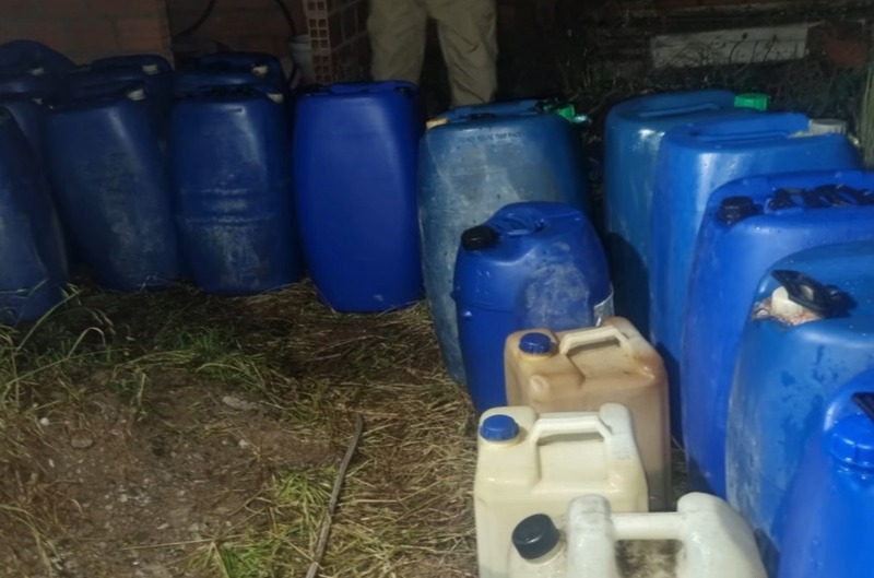 Aprehenden a un conductor por almacenar 3.800 litros de diésel en un domicilio de El Alto