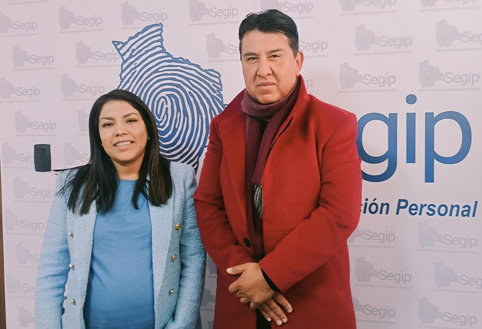 Directora del Segip, Patricia Hermosa junto al director de Naabol, Elmer Pozo. Foto: RRSS