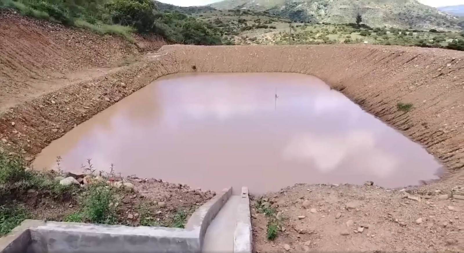 Obra de atajados para riego en el municipio de Villa Alcalá en Chuquisaca. Captura: FDI