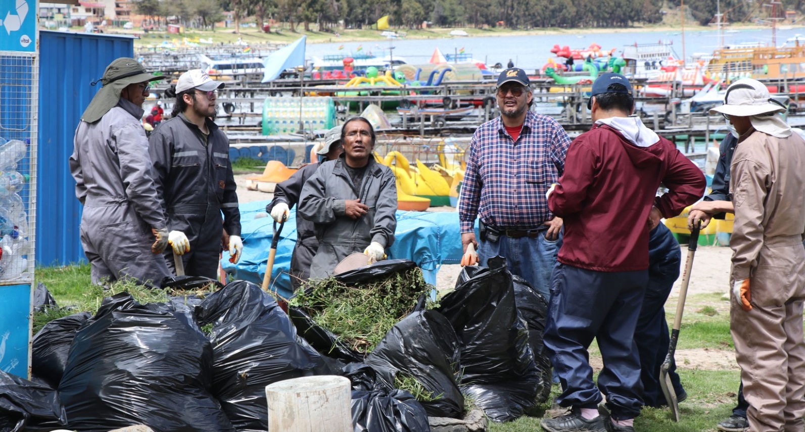 Más de mil servidores públicos participan en una jornada de limpieza en Copacabana