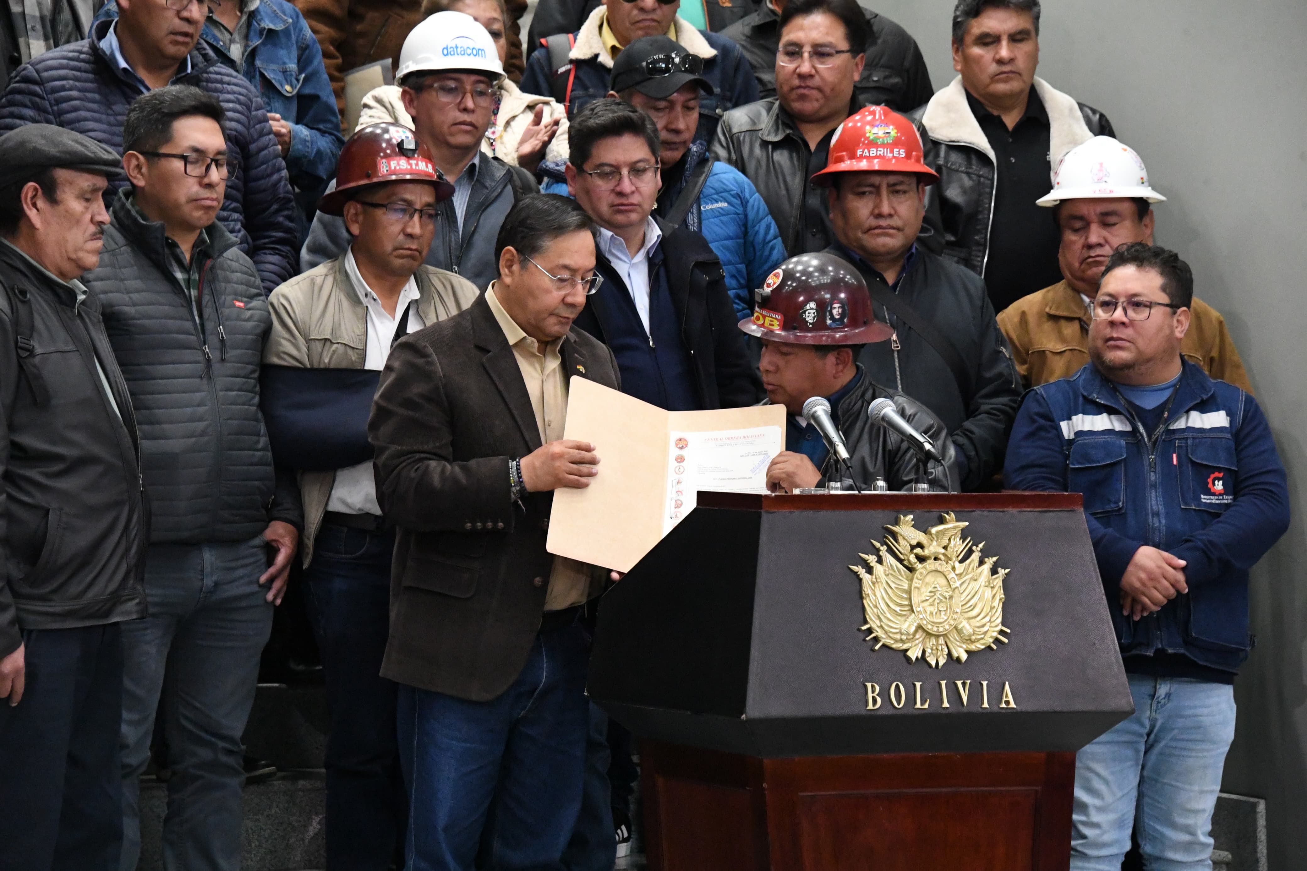 COB entrega al Gobierno pliego que pide incremento salarial del 15% al mínimo nacional y 20% al haber básico