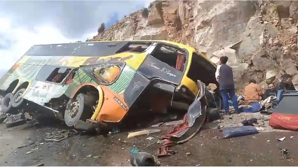 Contabilizan 14 fallecidos y 30 heridos por el trágico accidente en la carretera Diagonal Jaime Mendoza