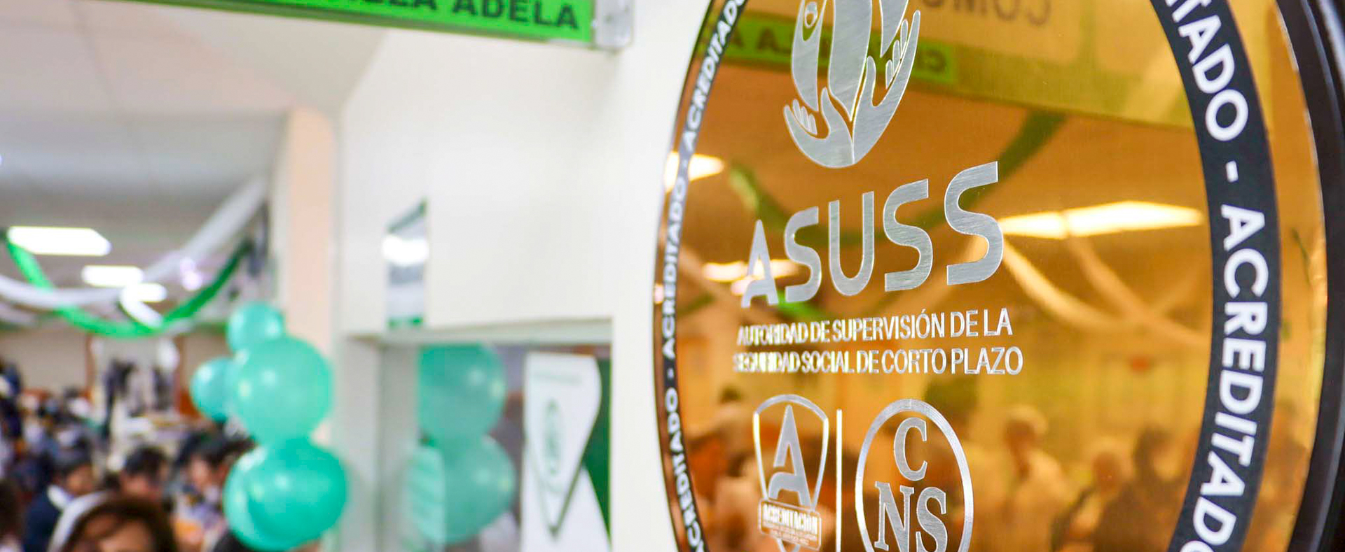 Plaqueta de acreditación dorada que otorga la Asuss, mediante una evaluación a los centros de salud en Bolivia. Foto: Asuss