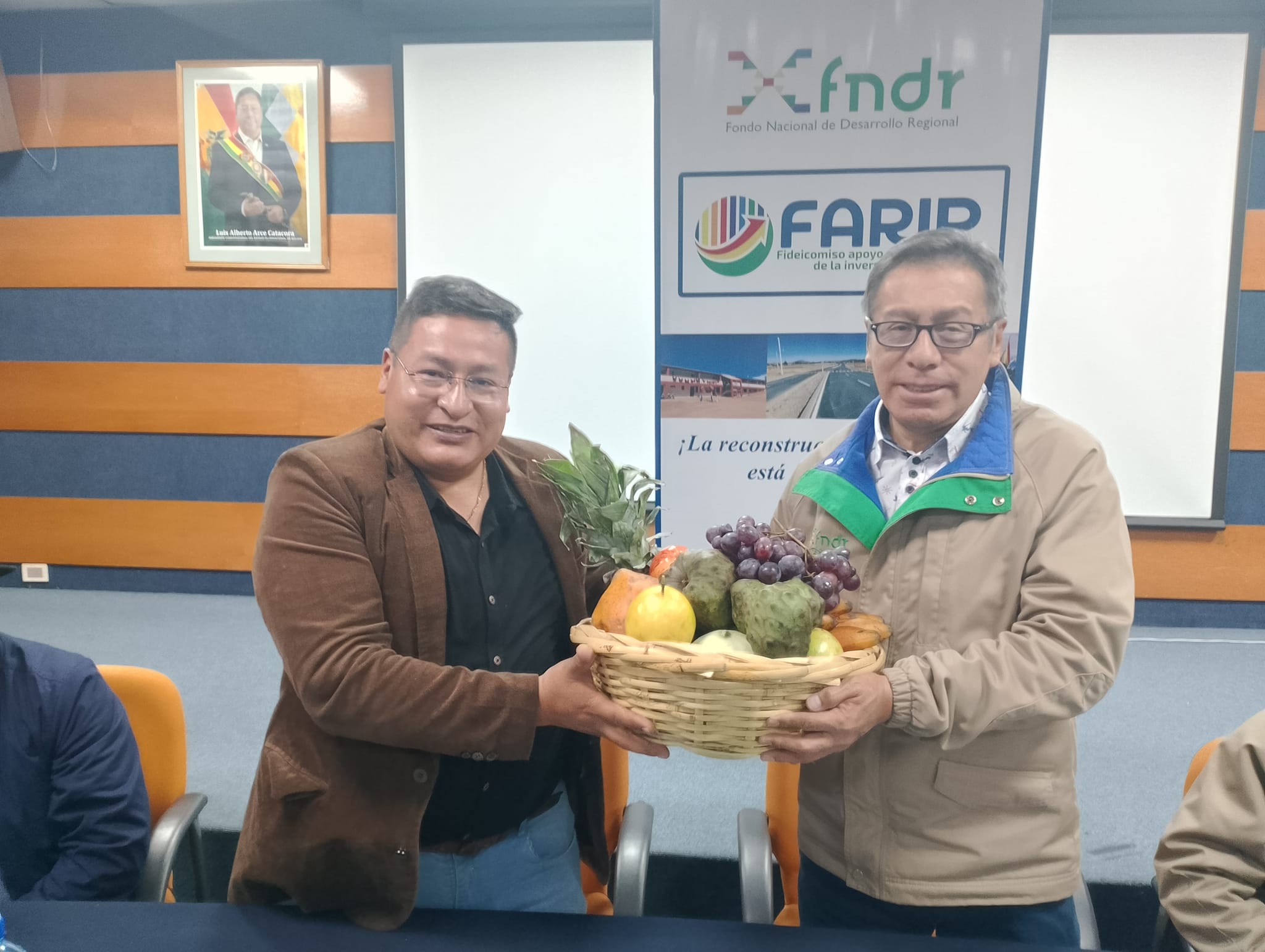 Alcalde de Sorata, Eustaquio Huayta entrega presente al director del FNDR, Fernando Mita. Foto: FNDR