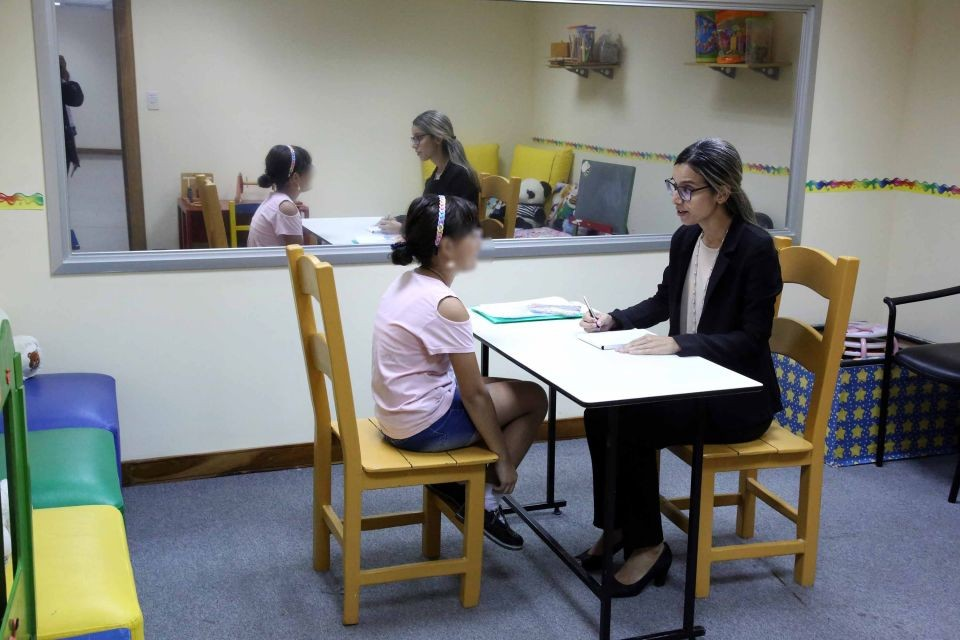  Imagen referencial de un espacio de observación de cámara gesell. Foto: RRSS