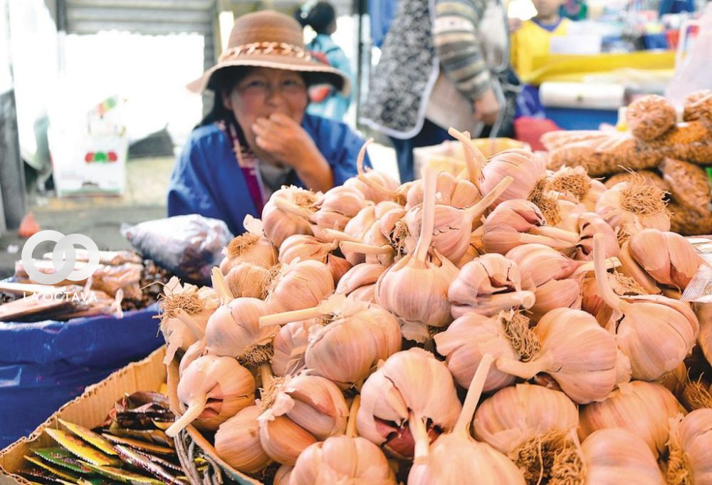 Venta de ajo en un mercado de Bolivia: Foto: RRSS