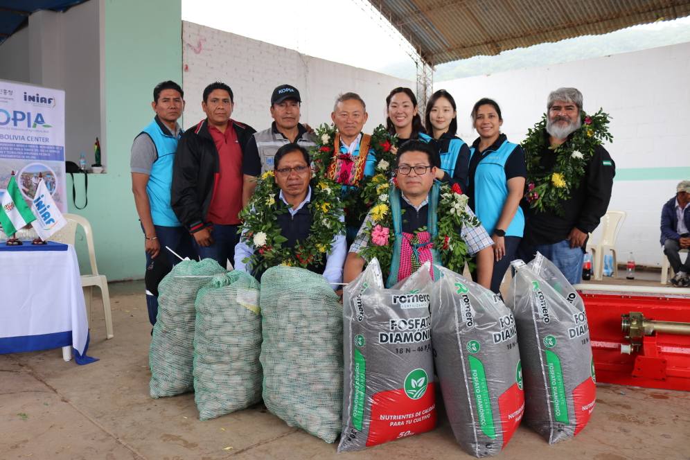Iniaf y Kopia entregan semilla y fertilizante para impulsar la producción de papa en Santa Cruz. Foto: Iniaf