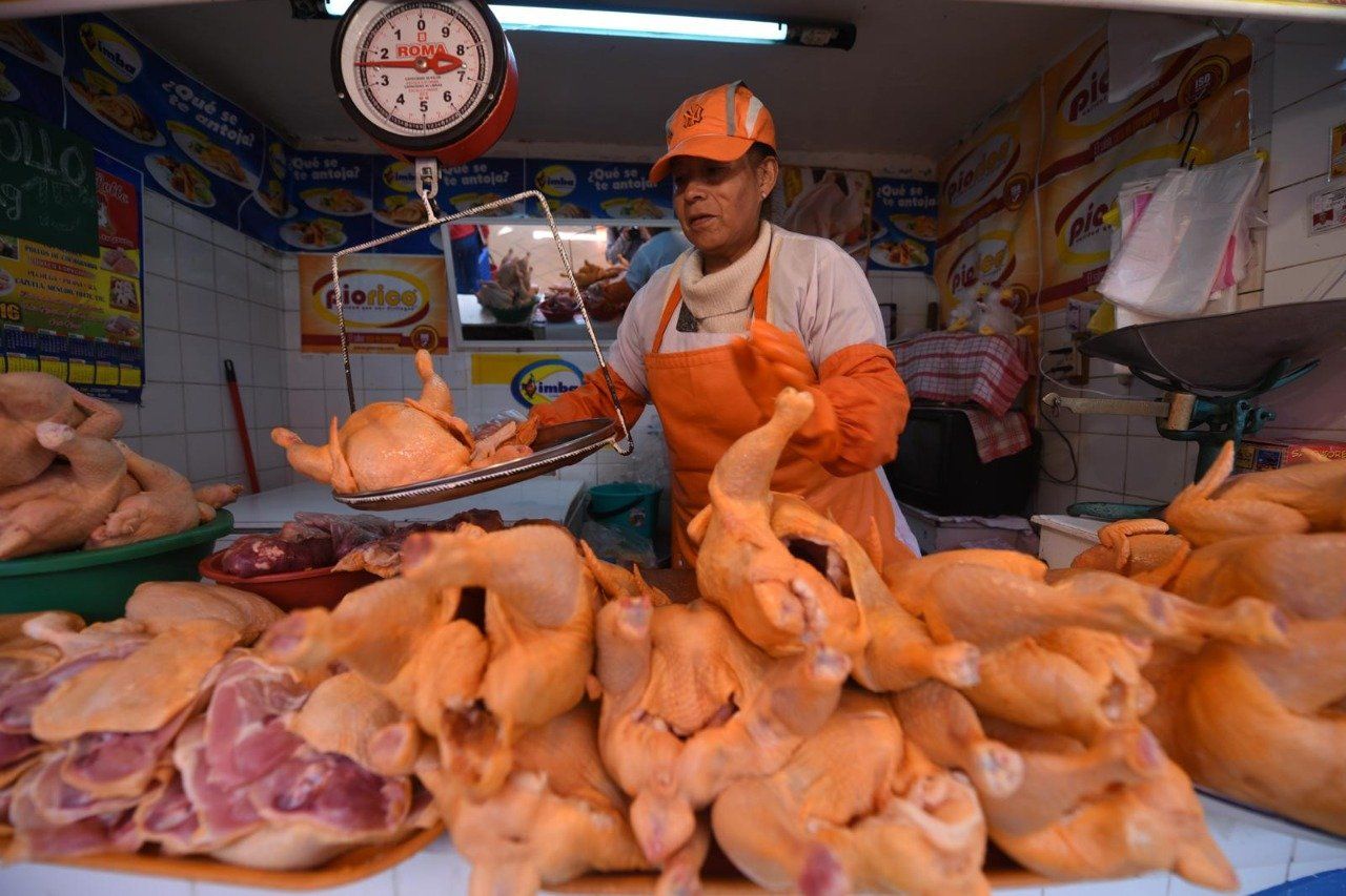 Imagen referencial de venta de pollo en mercados de La Paz. Foto: RRSS