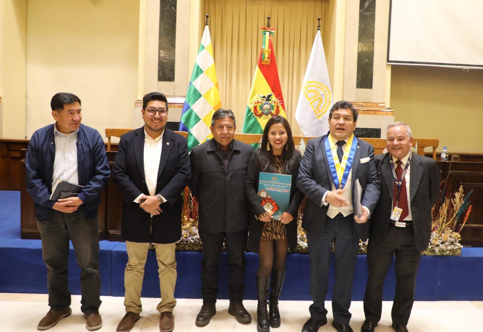 Firma de convenio entre el Parlamento Andino y la Universidad Unión Bolivariana. Foto: VPEP