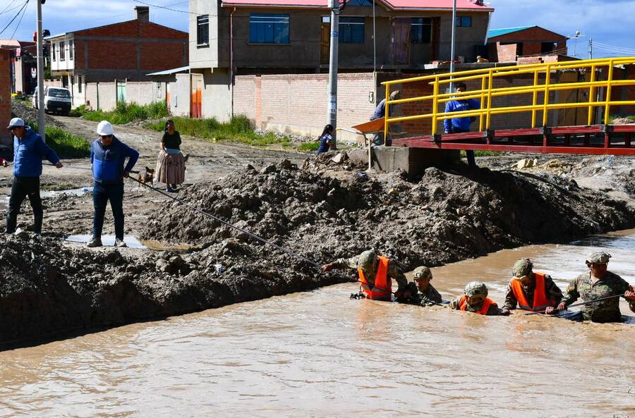 Encuentran el cuerpo sin vida del niño de 7 años que cayó a un canal en Oruro
