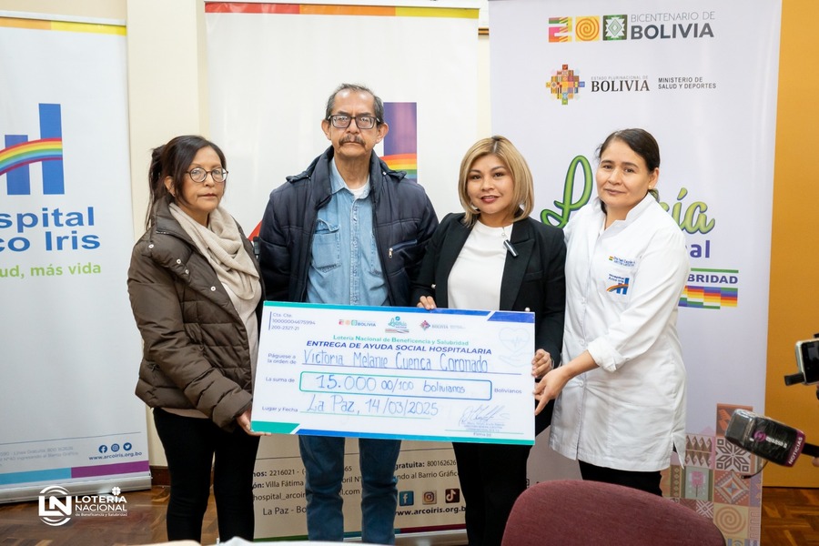 Lotería entrega ayuda económica para gastos hospitalarios de joven que fue atropellada en La Paz