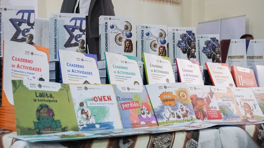 Educación entrega textos y materiales educativos para fortalecer aprendizaje de estudiantes en Potosí