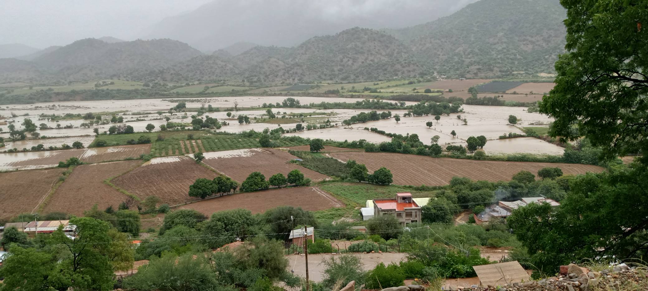 Reportan que el 95% de Omereque está bajo el agua, desplazan maquinaria para encauzar río Mizque