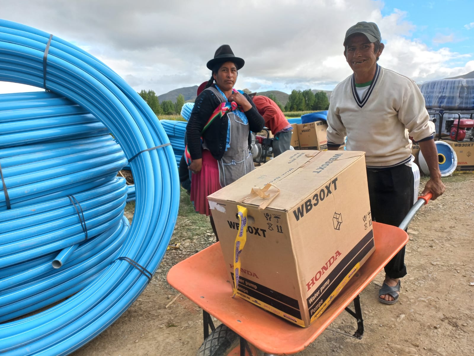 Equipamiento para la conducción de agua en beneficio de familias productoras del municipio de Incahuasi, Chuquisaca. Foto: Programa Empoderar