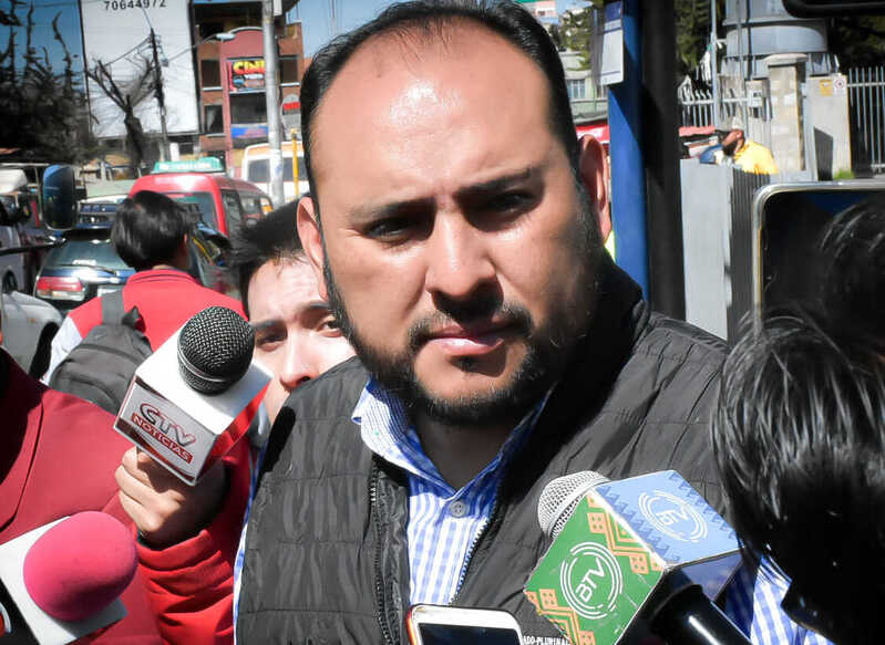 Aprehenden a dos personas que intentaban desviar alrededor de 2.000 litros de diésel al norte paceño 